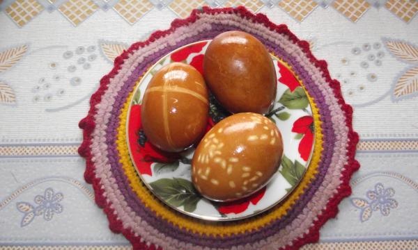 Original coloring of eggs for Easter with natural dyes