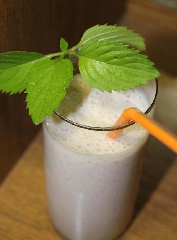 Dadih dan smoothie strawberi