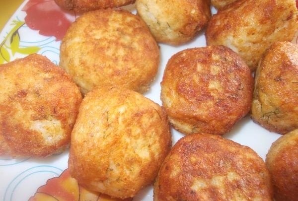 Bolas de arroz y pollo con queso "Nezhnye"