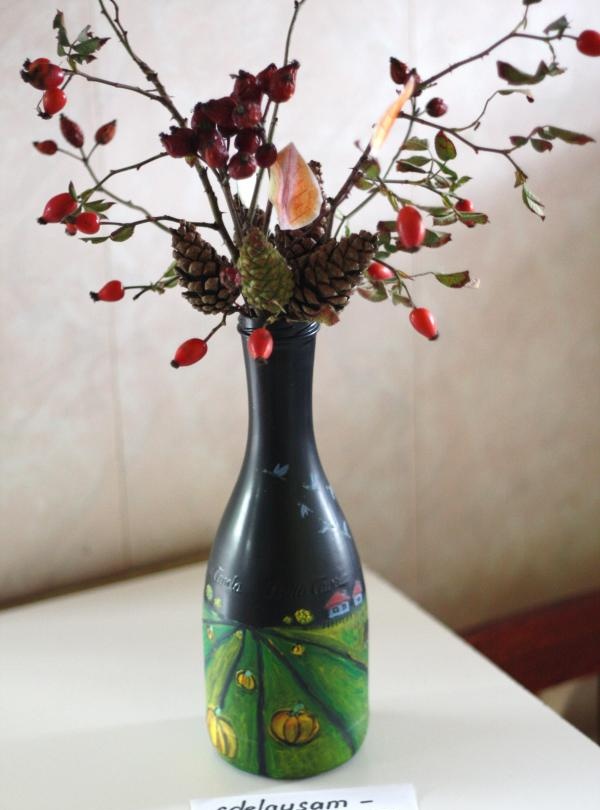 Flaschenvase mit herbstlichem Ikebana