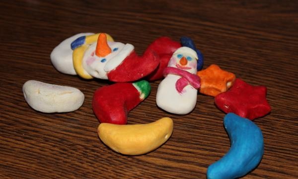 New Year's garland made of salt dough