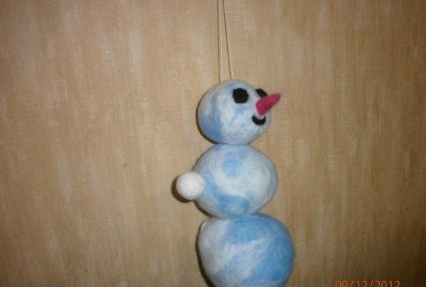 Muñeco de nieve de lana mediante el método del fieltrado.