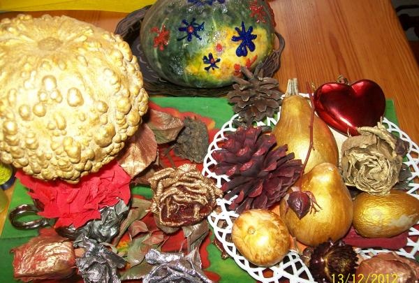 Small dried decorative pumpkins