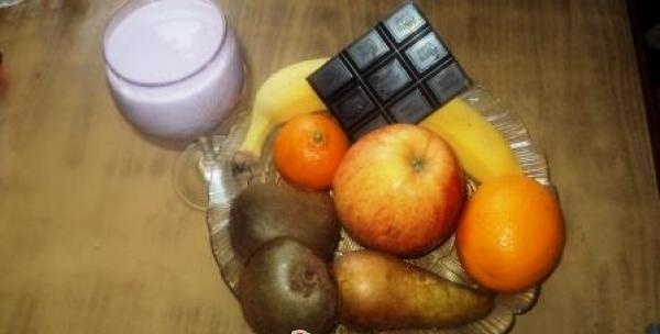 Macedonia di frutta con yogurt e cioccolato