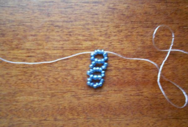 "Enkelt" armbånd laget av perler og bånd