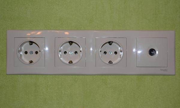 Arrangement of hidden sockets