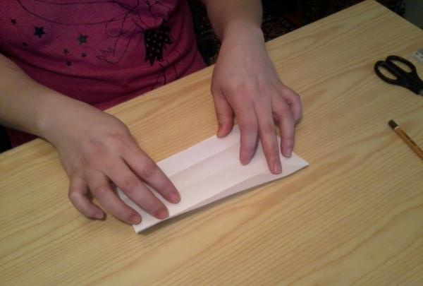 Sådan laver du en transformerende terning af papir med dine egne hænder