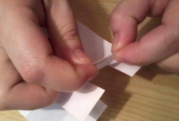 Sådan laver du en transformerende terning af papir med dine egne hænder