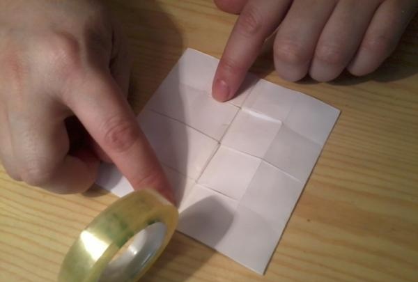 Hur man gör en transformerande kub av papper med egna händer