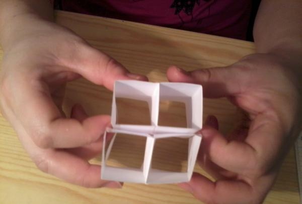 Wie man mit eigenen Händen einen sich verwandelnden Würfel aus Papier herstellt