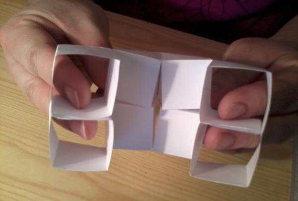 วิธีทำลูกบาศก์เปลี่ยนรูปจากกระดาษด้วยมือของคุณเอง