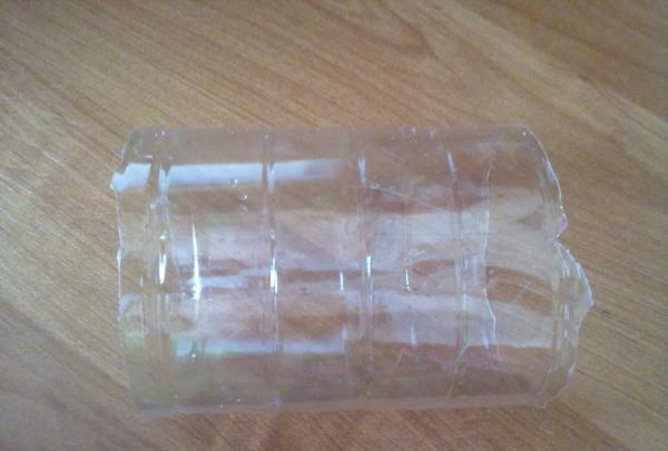 Botiquín de primeros auxilios hecho con botellas de plástico.