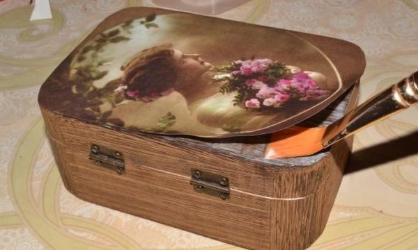 Decoupage-Karte aufkleben