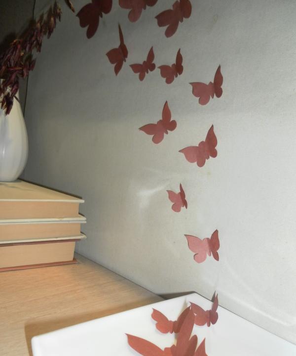 прикрепете пеперуди към стената