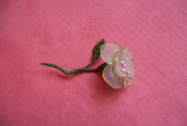 Flor hecha de tela de nailon.
