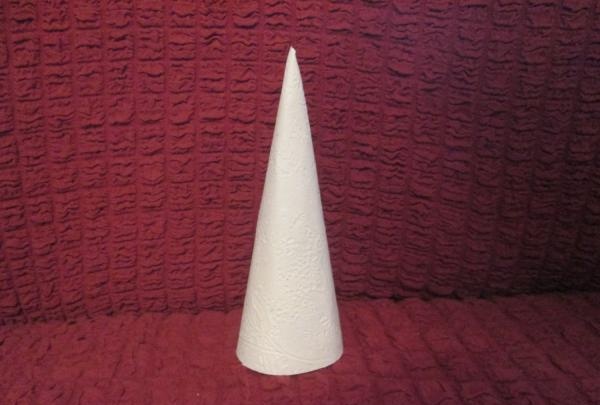 hacer un cono con un trozo de papel tapiz