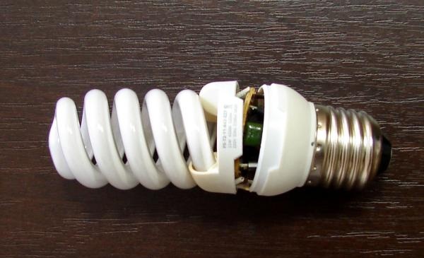 aggiornamento di una lampada a risparmio energetico bruciata