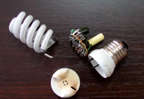 I-disassemble ang isang energy-saving lamp