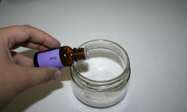 aromatický olej a kvapnite na sódu