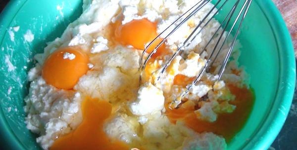 moudre du fromage cottage avec des œufs