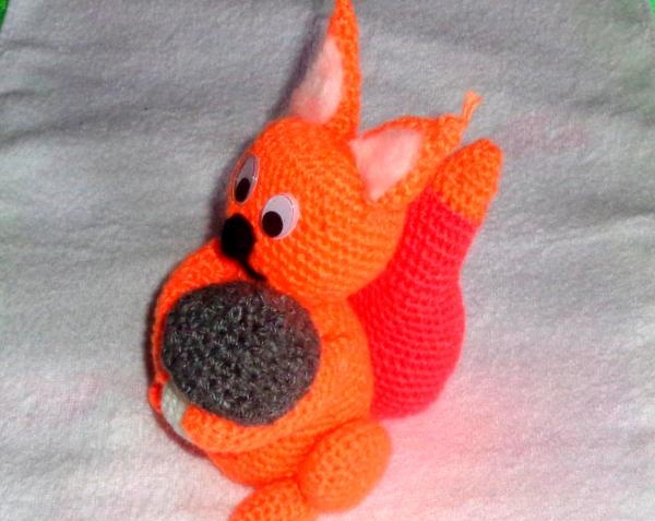 Jucărie tricotată Veveriță