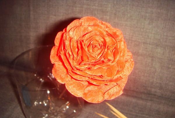 Bunga ros yang subur diperbuat daripada kertas beralun