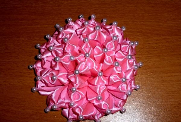 Różowa kokardka z koralikami