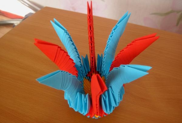 Váza využívající modulární techniku ​​origami