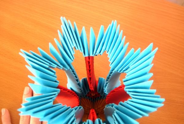 Váza využívajúca modulárnu techniku ​​origami