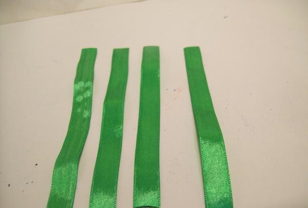 zilas un zaļas lentes