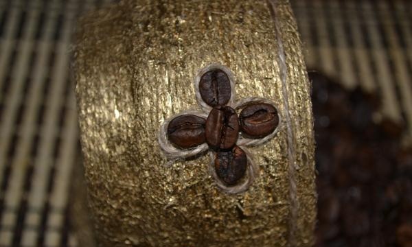 dekorera med en blomma gjord av garn och kaffe
