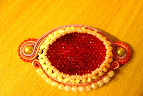 encircling side beads