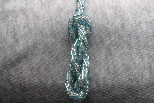 Bracelet batay sa isang lubid