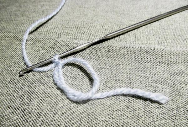 On commence à tricoter avec une boucle ouverte