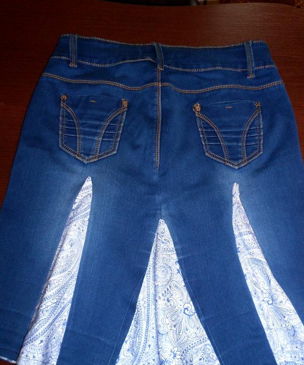 falda elegante hecha con jeans viejos