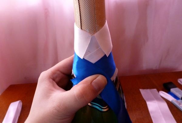 cole uma gravata em uma garrafa