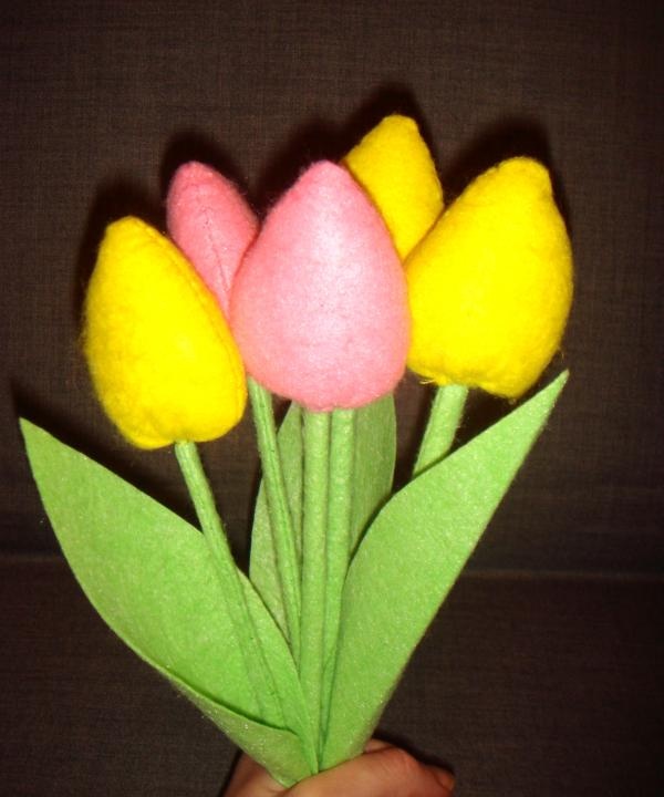 Mga tulip sa tela
