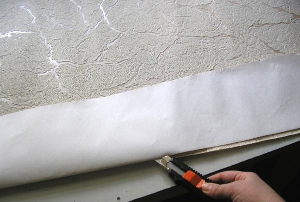 memotong kertas dinding