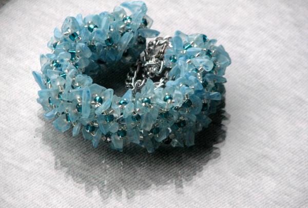 Armband gemaakt van kristallen en kralen