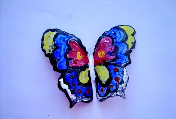 Motýl z barevného skla