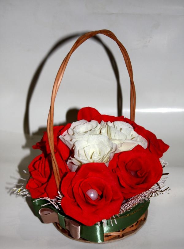 Košík s kvetmi z vlnitého papiera