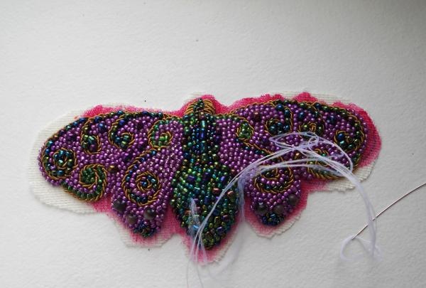 korálková brošňa z motýľa
