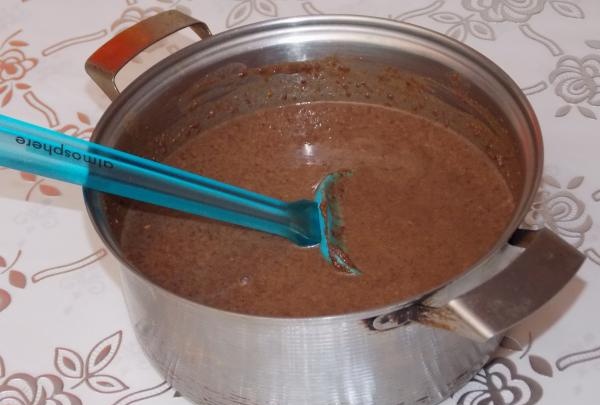 calentando la mezcla de chocolate y nueces