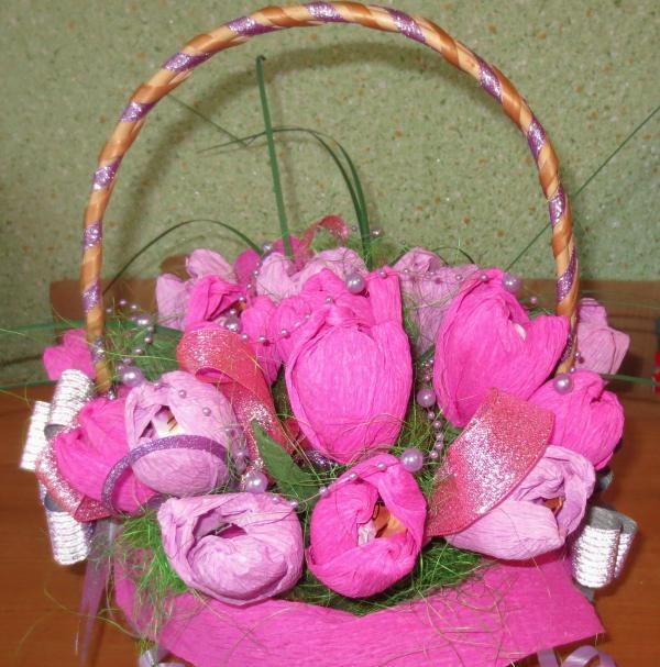 Košík s květinami vyrobený z bonbónů
