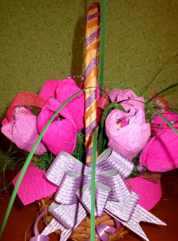 Kosár cukorkából készült virágokkal