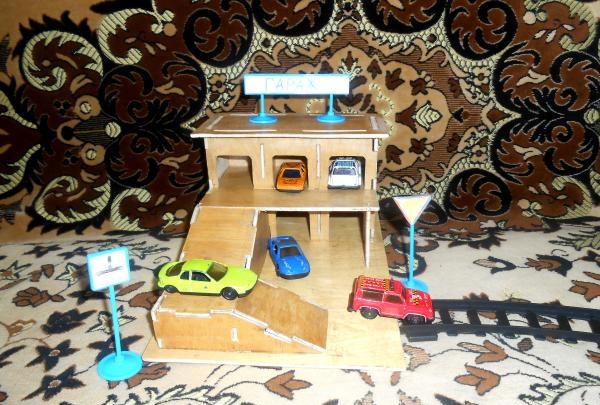 leksaksgarage för bilar