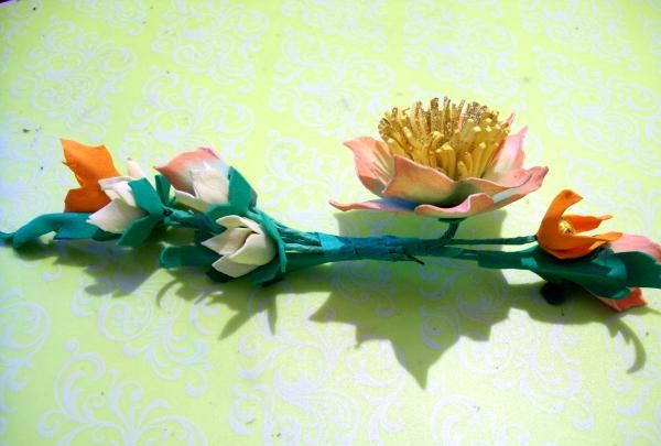 decorare i bicchieri con un bouquet di foamiran