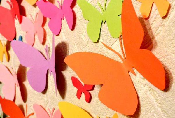 decorazione murale con farfalle