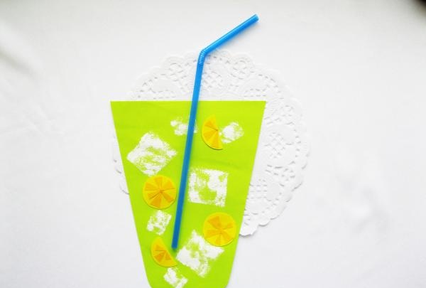 Limonáda vyrobená z barevného papíru