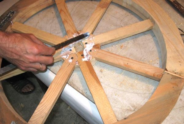 صنع عجلة خشبية